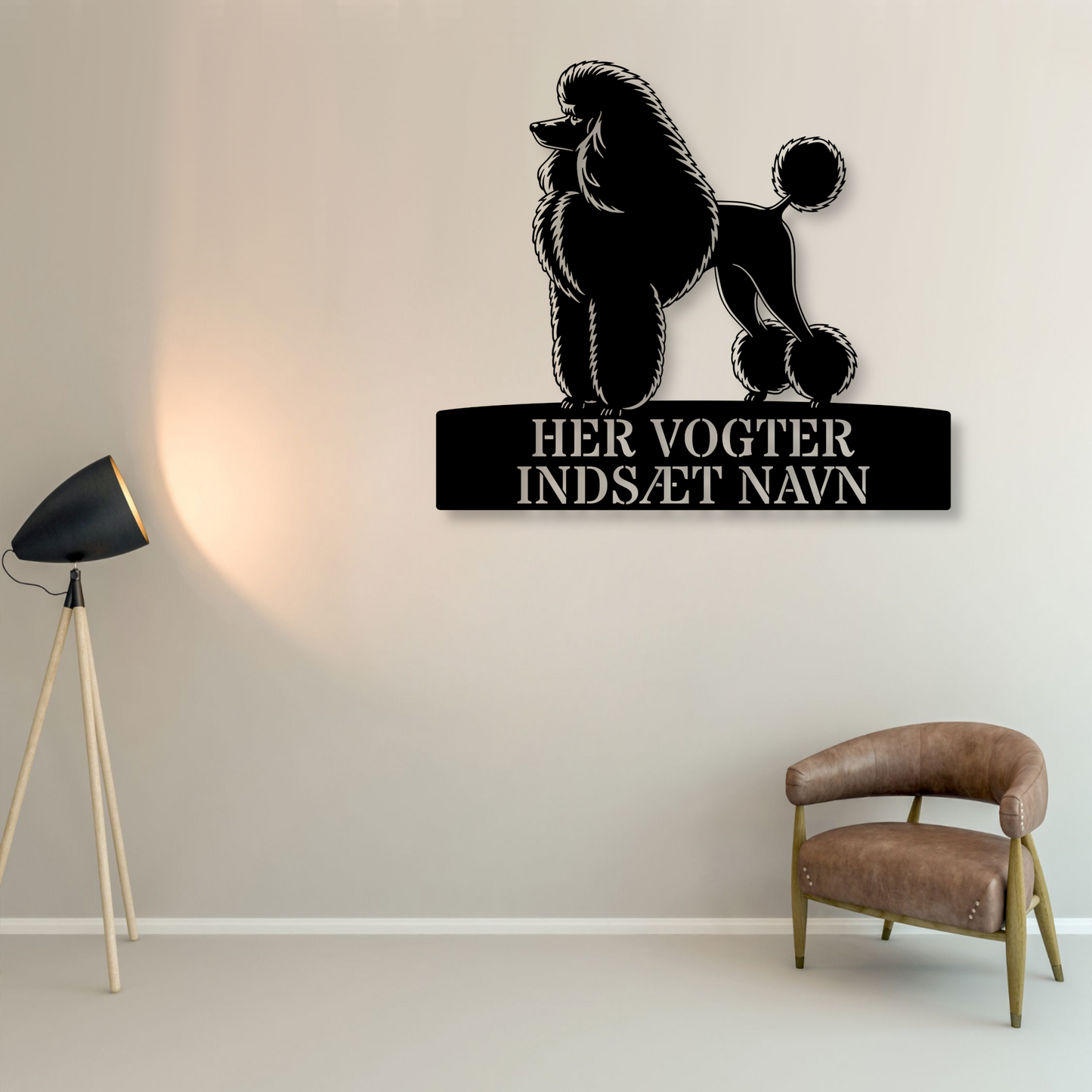 Her vogter jeg. Puddelhund metalskilt med hundenavn. Personlig hundeejer gaveide....