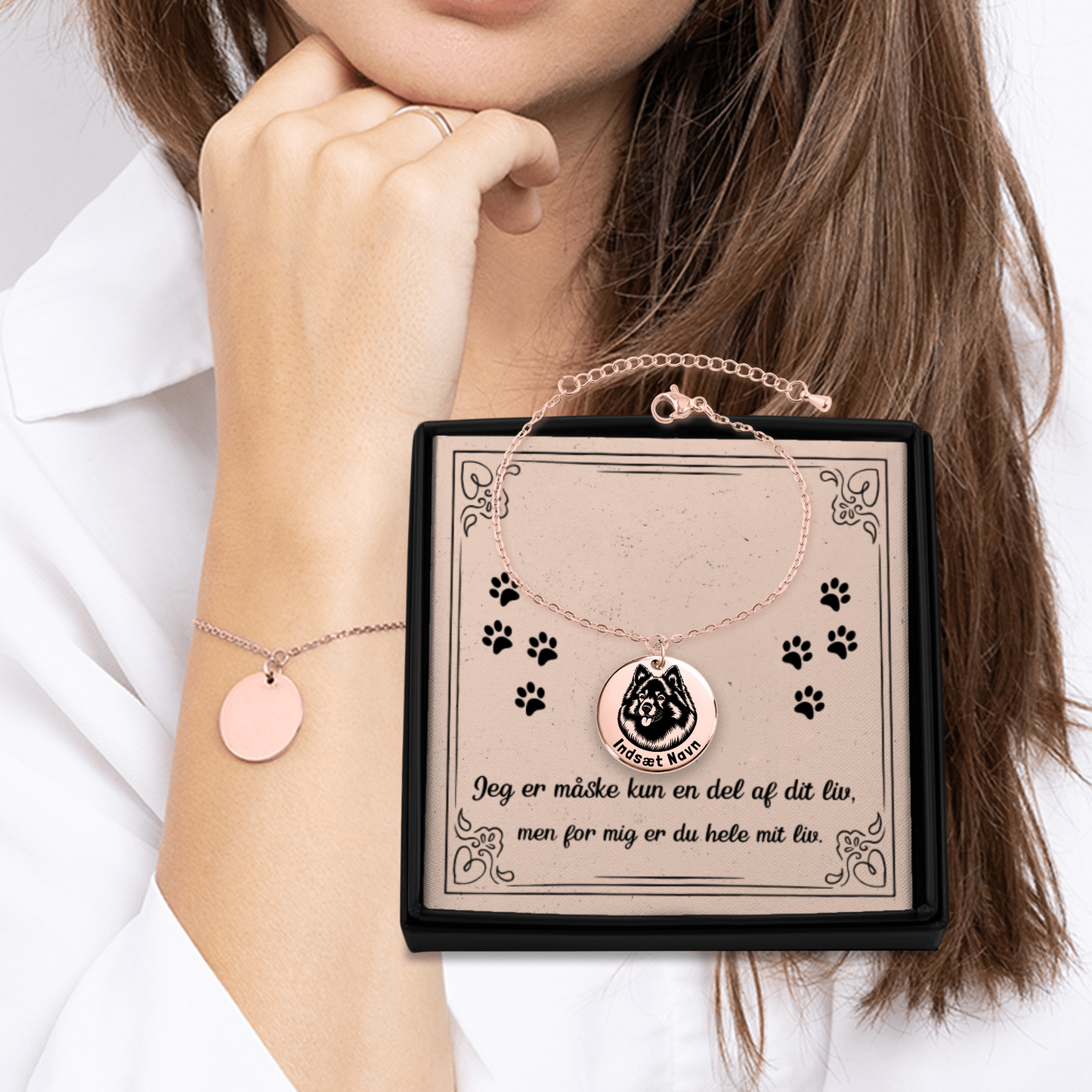 Keeshond guld armbånd i smykkeæske med personlig tekst. Personlig gaveidé til hundeejeren..