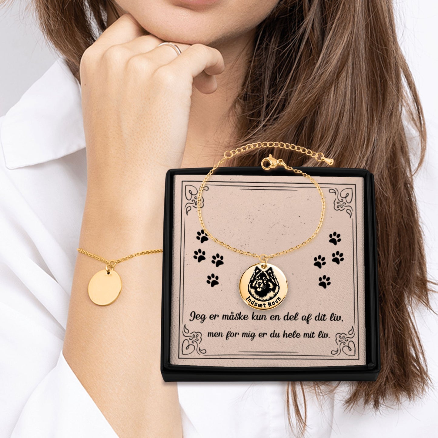 Keeshond sølv armbånd i smykkeæske med personlig tekst. Personlig gaveidé til hundeejeren...