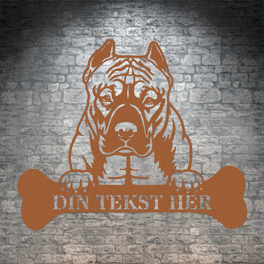 Personlig American Bully metalskilt i brun med personlig tekst. Hundeejer gaveidé