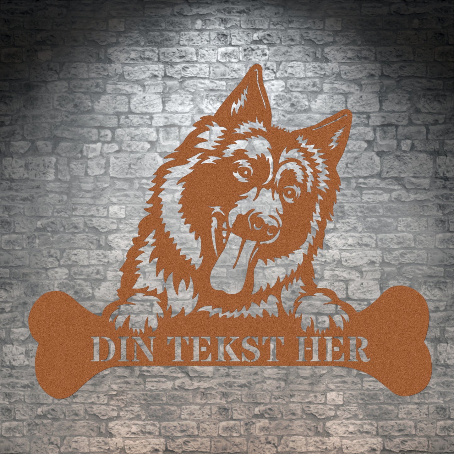 Personlig glad schæferhund metalskilt i brun med personlig tekst. Hundeejer gaveidé
