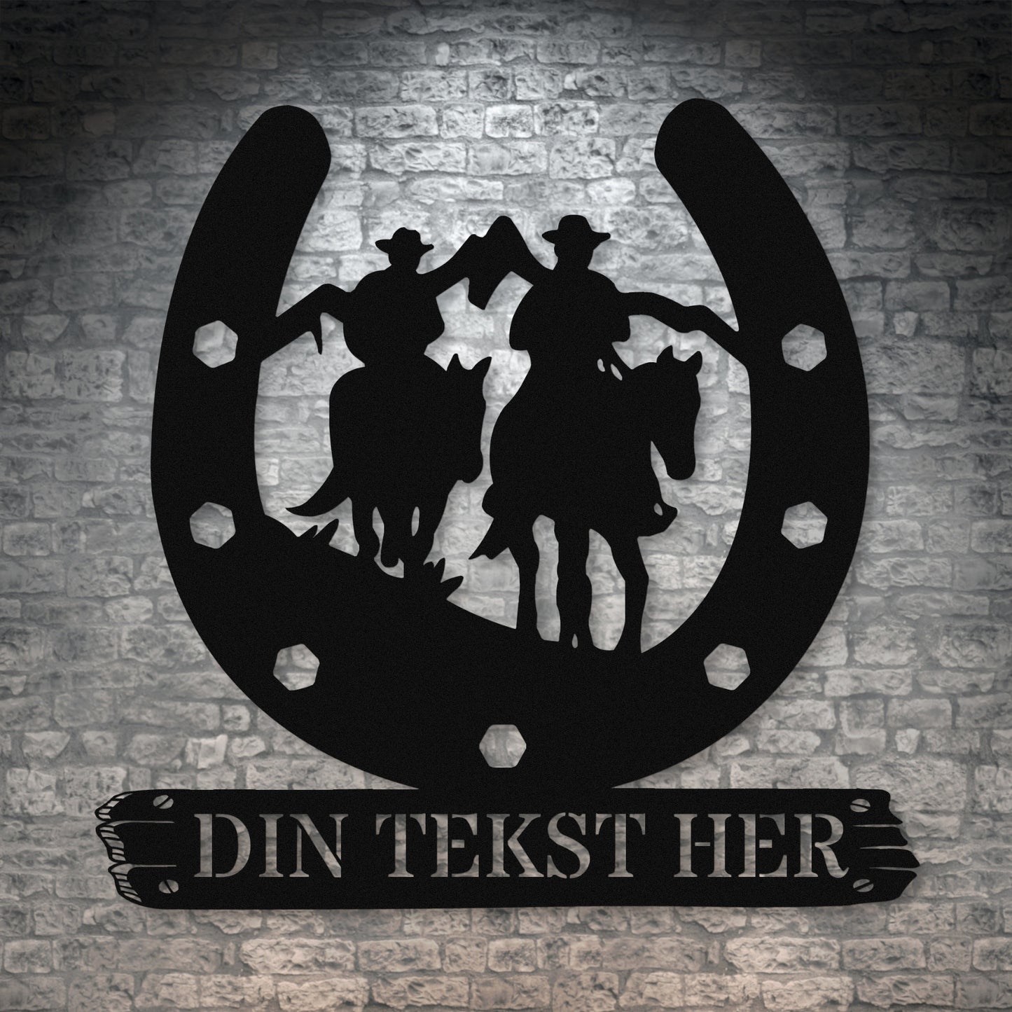 Personlig hesterytter metal vægskilt i sort med tekst. Unik gaveidé til hesteejeren
