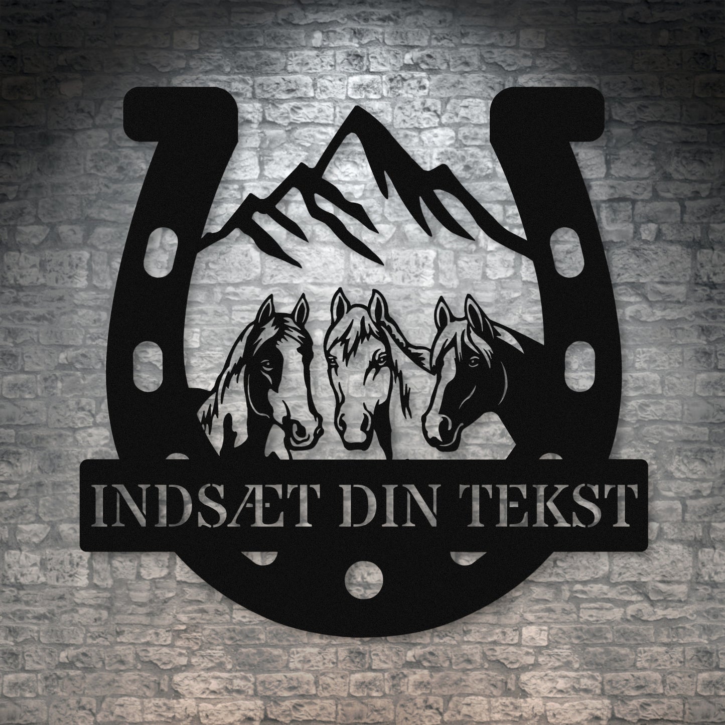 Personlig hestesko metal vægskilt i sort med tekst. Unik gaveidé til hesteejeren