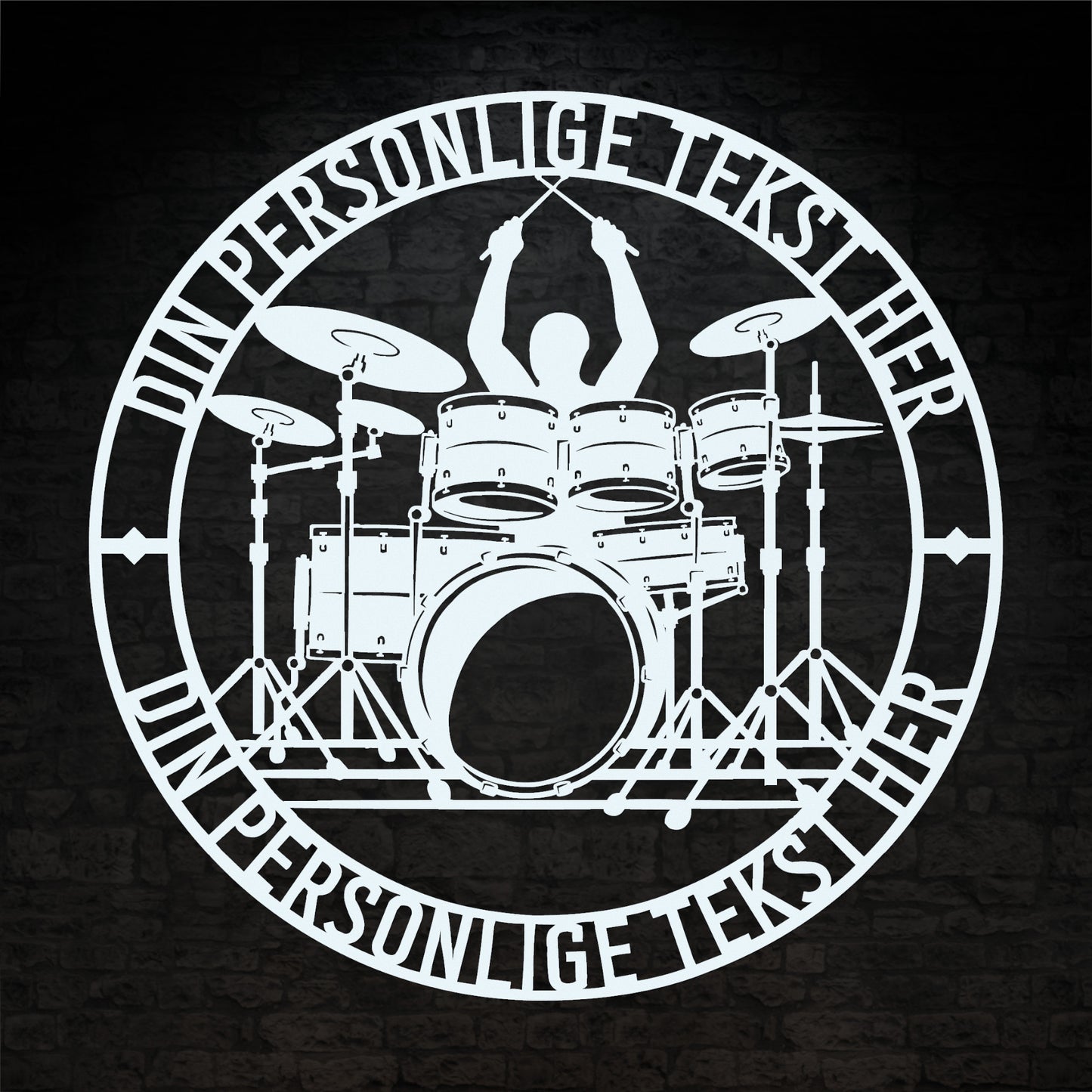 Personlig trommeslager metal vægskilt i hvid med tekst. Unik gaveidé til trommespilleren