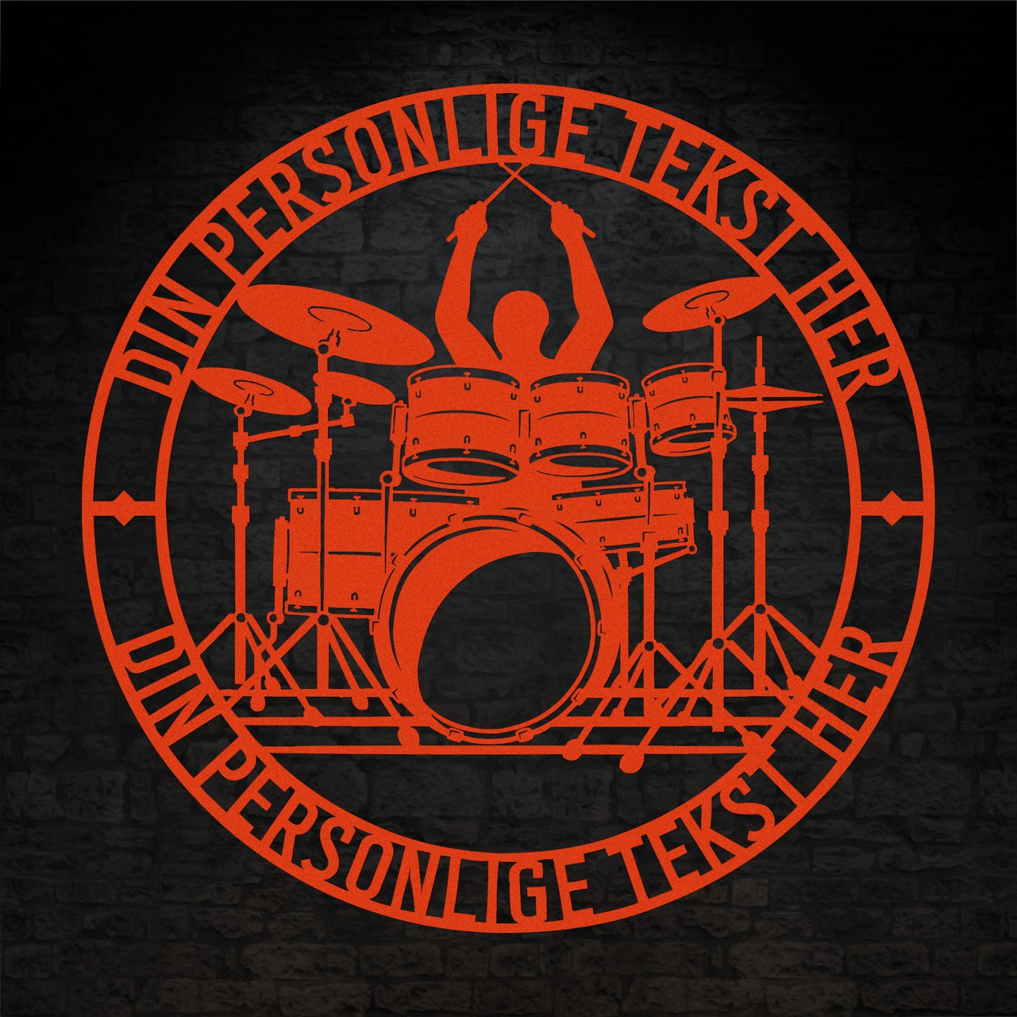 Personlig trommeslager metal vægskilt i orange med tekst. Unik gaveidé til trommespilleren
