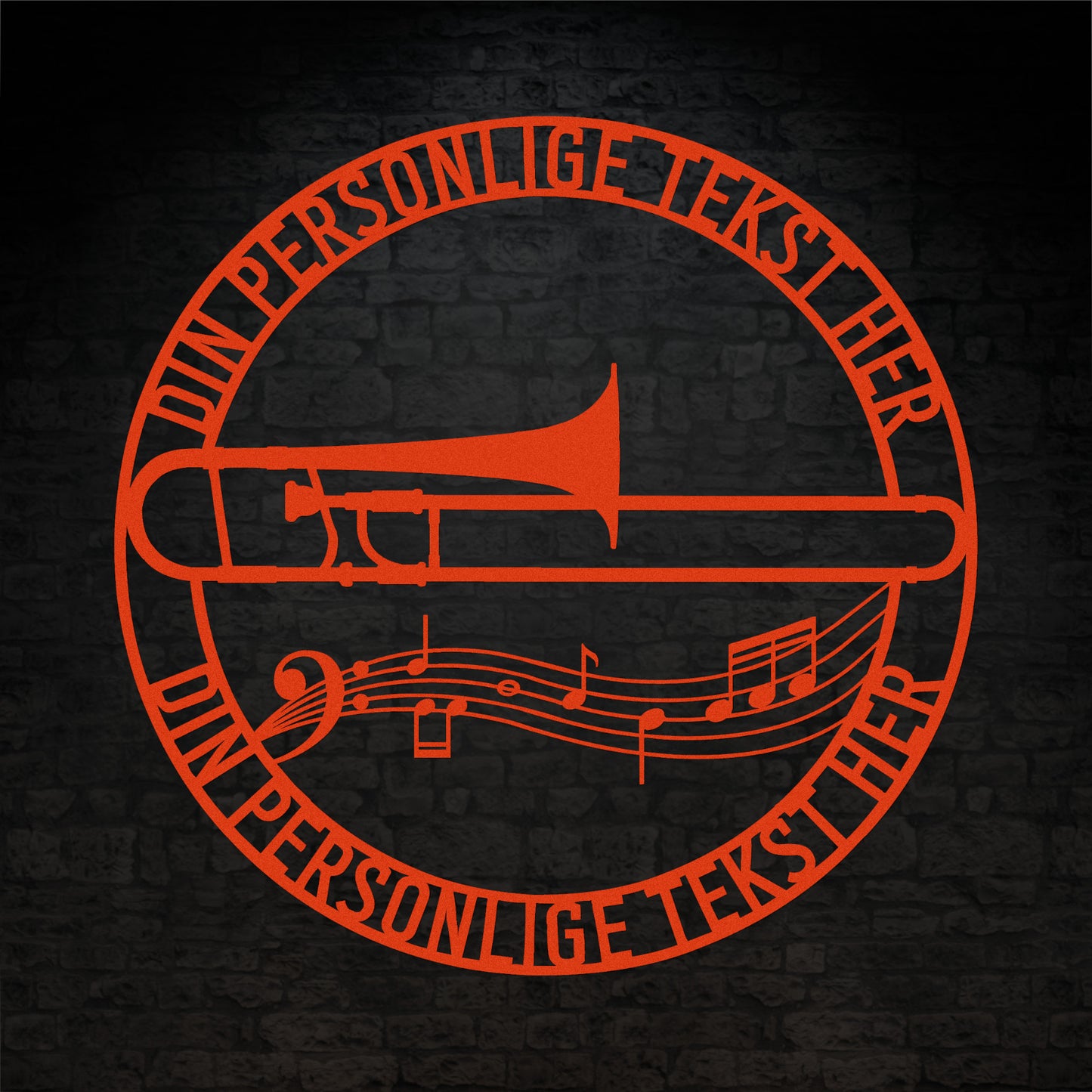 Rund trombone metal vægskilt i orange med personlig tekst. Unik gaveidé til muikeren