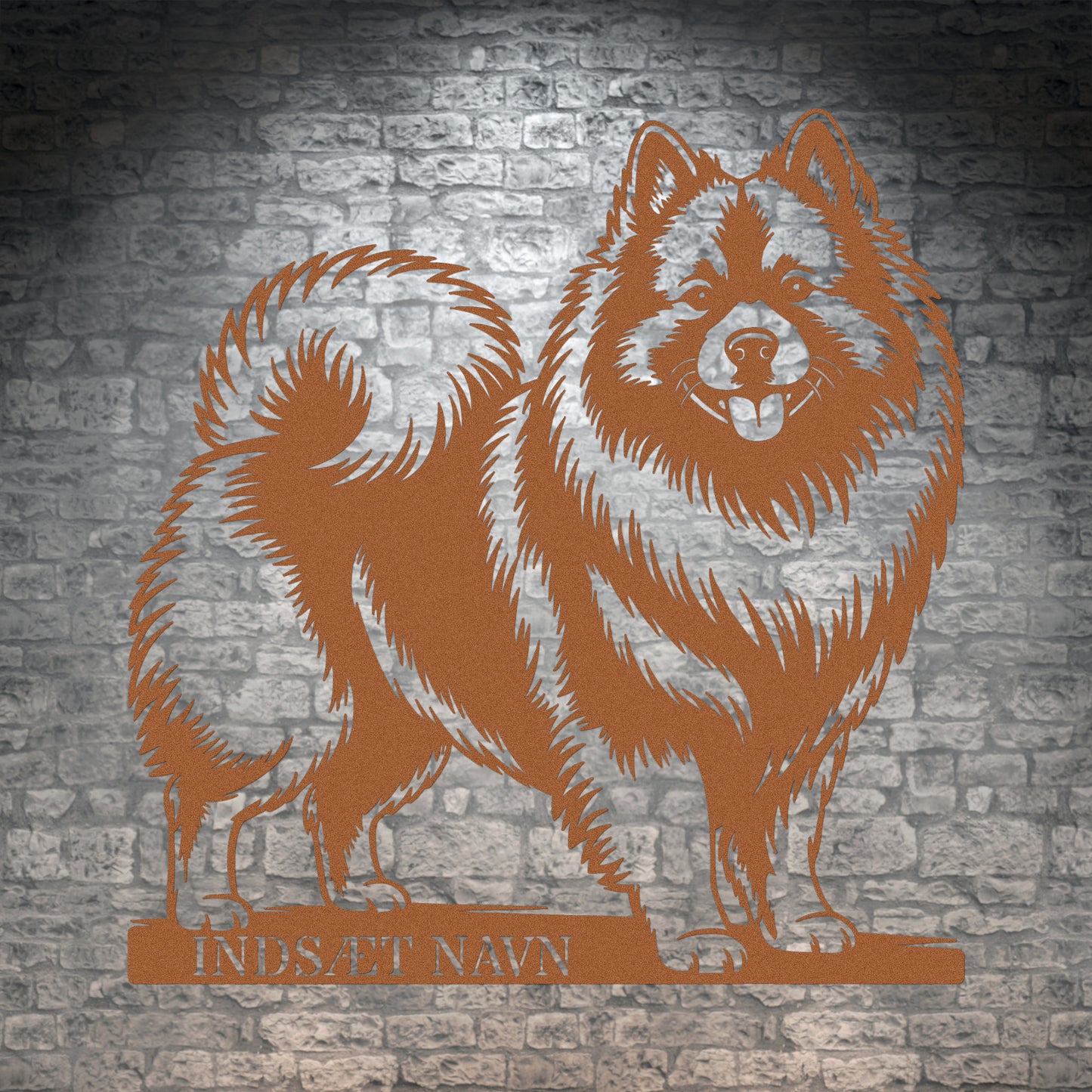 Stort brun Keeshond væg metalskilt med personlig tekst. Unik Gaveide til hundeejer.