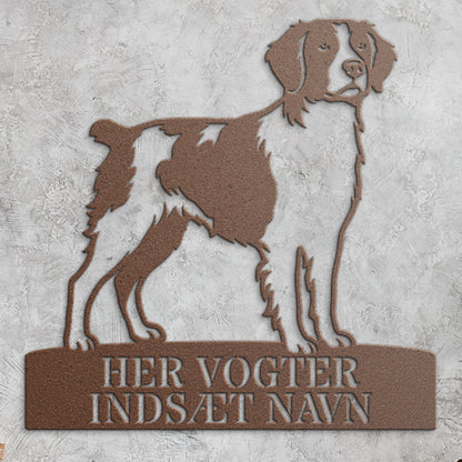 Her vogter jeg skilt. Personlig Breton metal navneskilt med valgfri tekst.