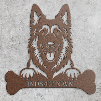 Belgisk Hyrdehund med kødben. Metalskilt med personlig navn