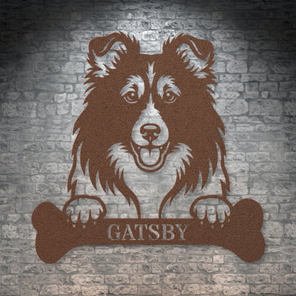 Sjov shetland sheepdog navneskilt med personlig tekst. Unik metalskilt til hundeejeren
