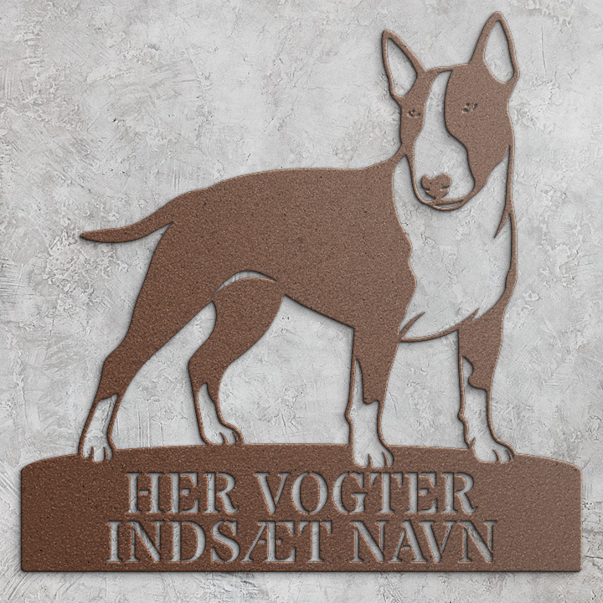 Her vogter jeg skilt. Personlig bull terrier metal navneskilt med valgfri tekst.