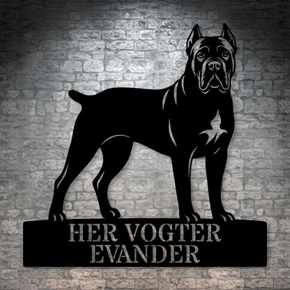 Her vogter jeg. Personlig Cane Corso metal navneskilt
