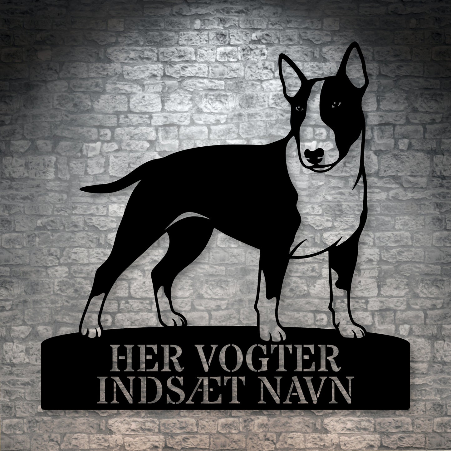 Her vogter jeg skilt. Personlig bull terrier metal navneskilt med valgfri tekst.