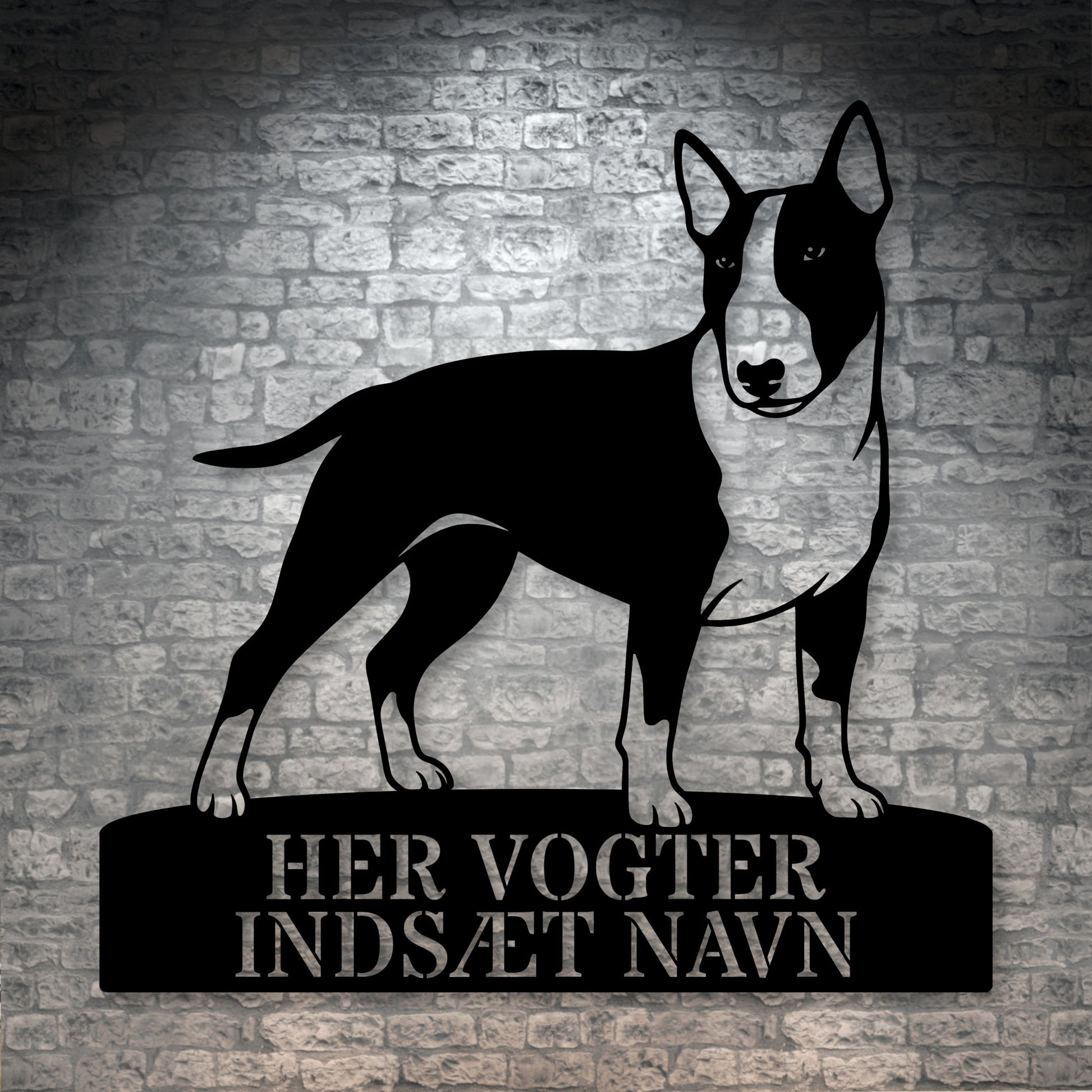 Her vogter jeg skilt. Personlig bull terrier metal navneskilt med valgfri tekst.