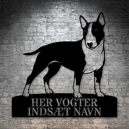 Her vogter jeg skilt. Personlig bull terrier metal navneskilt med valgfri tekst.