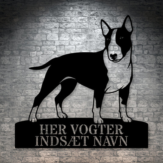 Her vogter jeg skilt. Personlig bull terrier metal navneskilt med valgfri tekst.