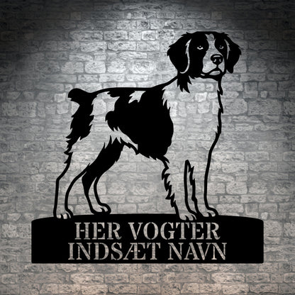 Her vogter jeg skilt. Personlig Breton metal navneskilt med valgfri tekst.