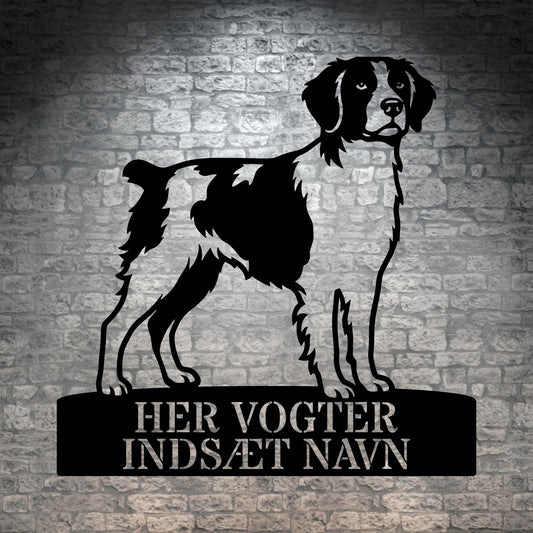 Her vogter jeg skilt. Personlig Breton metal navneskilt med valgfri tekst.