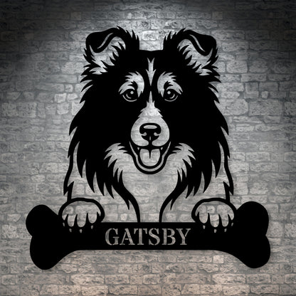 Sjov shetland sheepdog navneskilt med personlig tekst. Unik metalskilt til hundeejeren