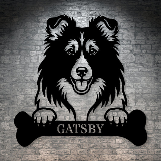 Sjov shetland sheepdog navneskilt med personlig tekst. Unik metalskilt til hundeejeren