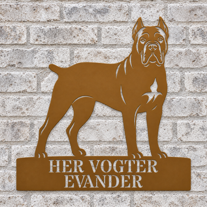 Her vogter jeg. Personlig Cane Corso metal navneskilt