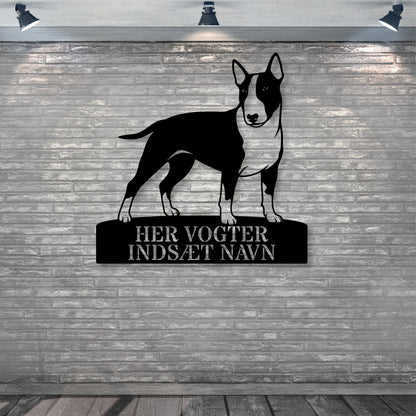 Her vogter jeg skilt. Personlig bull terrier metal navneskilt med valgfri tekst.