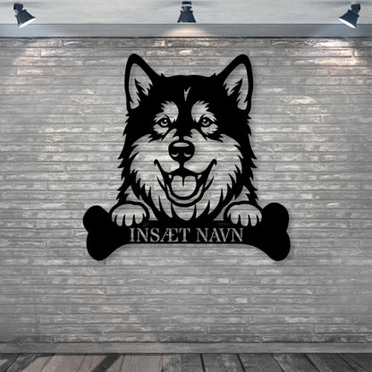 Alaskan Malamute med kødben metalskilt med personlig navn