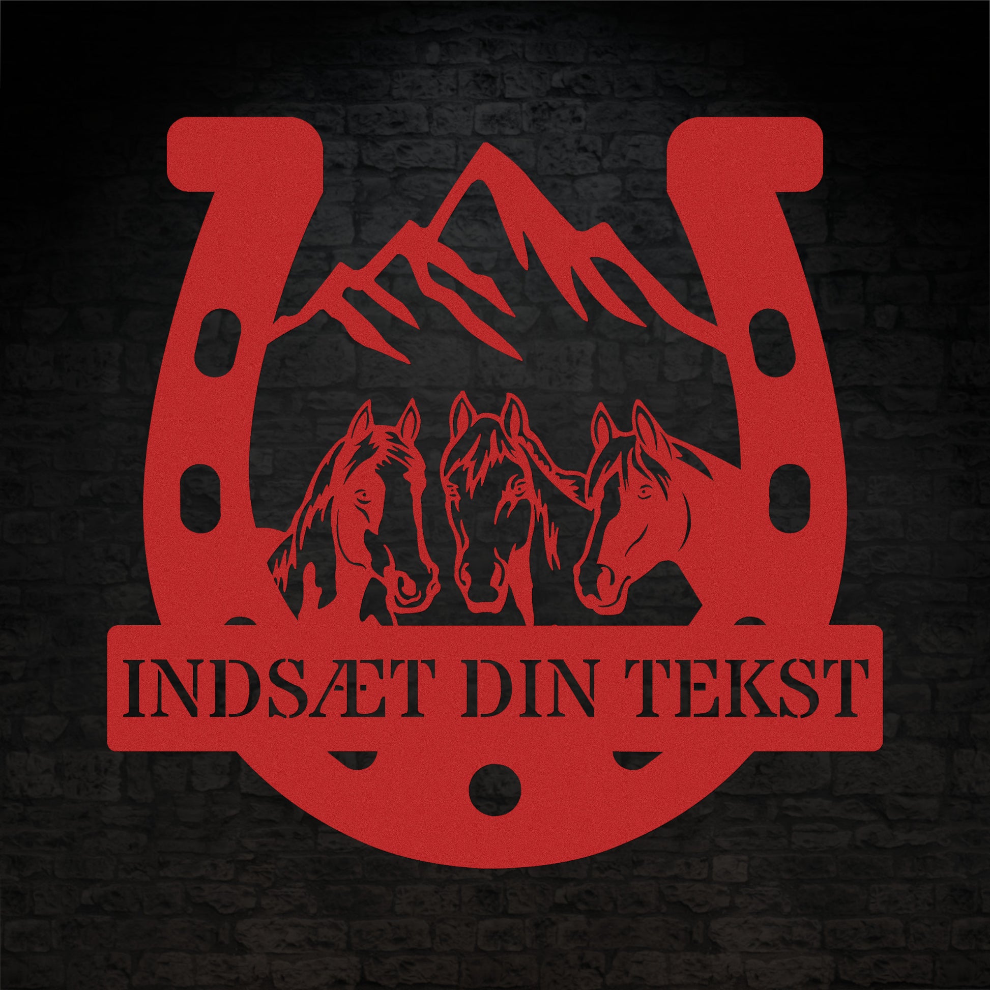 Personlig hestesko metal vægskilt i rød med tekst. Unik gaveidé til hesteejeren
