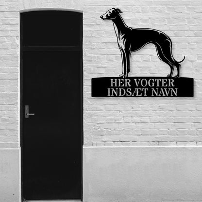 Her vogter jeg. Whippet metalskilt med hundenavn. Personlig hundeejer gaveide....