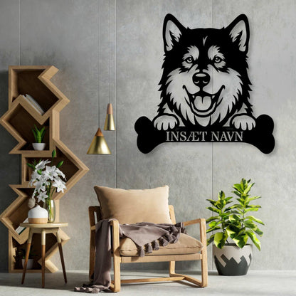 Alaskan Malamute med kødben metalskilt med personlig navn
