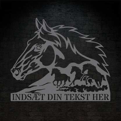 Personlig hestesilhouet metal vægskilt med tekst. Unik gaveidé til hestepigen