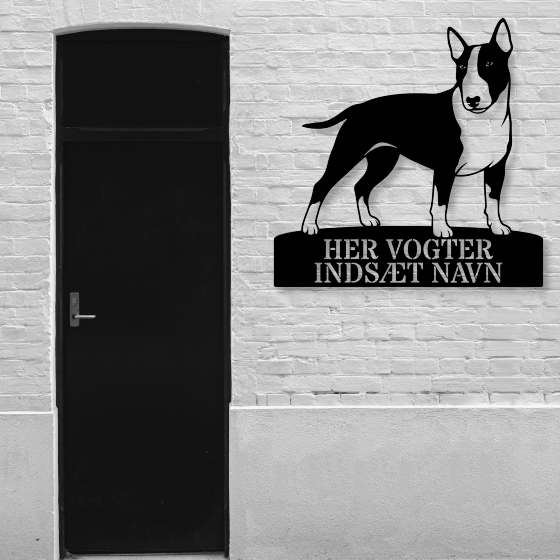 Her vogter jeg skilt. Personlig bull terrier metal navneskilt med valgfri tekst.