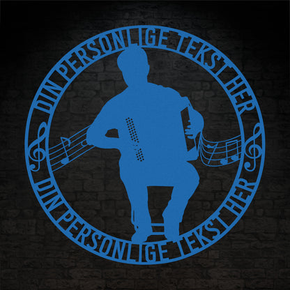 Harmonika spiller - Rund vægskilt i blå med personlig tekst. Unik musiker gaveidé