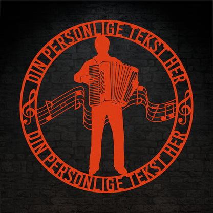 Harmonika metal vægskilt i orange med personlig tekst. Unik musiker gaveidé