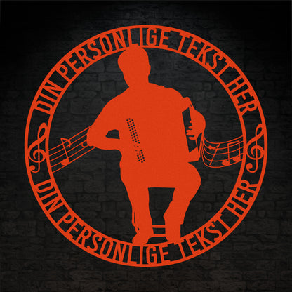 Harmonika spiller - Rund vægskilt i orange med personlig tekst. Unik musiker gaveidé