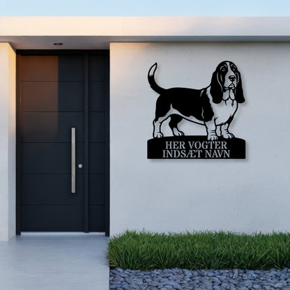 Her vogter jeg. Personlig Basset hound metal navneskilt med personlig tekst