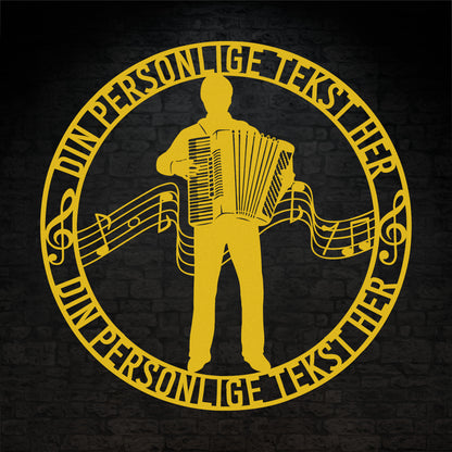 Harmonika metal vægskilt i gul med personlig tekst. Unik musiker gaveidé