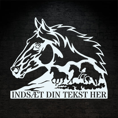 Personlig hestesilhouet metal vægskilt med tekst. Unik gaveidé til hestepigen