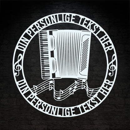 Akkordeon metal vægskilt i hvid med personlig tekst. Unik musiker gaveidé
