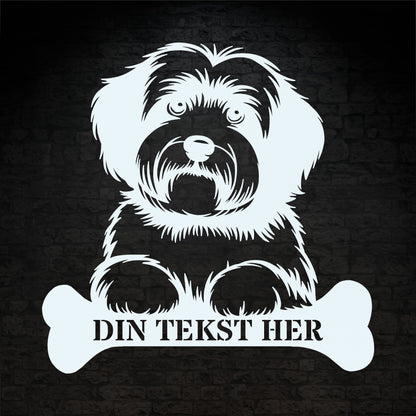 Bomuldshund metalskilt i hvid med personlig tekst. Hundeejer navneskilt gaveidé