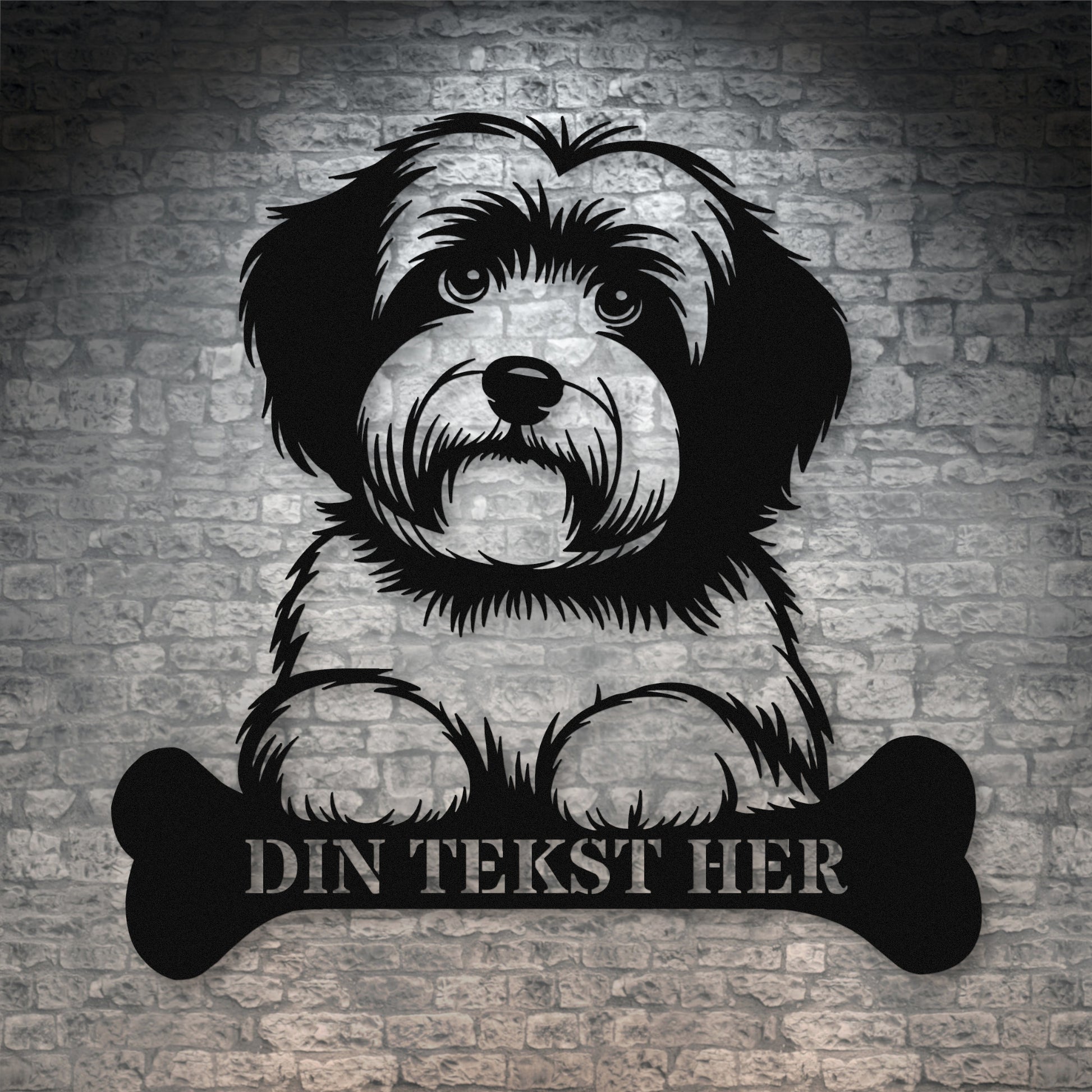 Bomuldshund metalskilt i sort med personlig tekst. Hundeejer navneskilt gaveidé