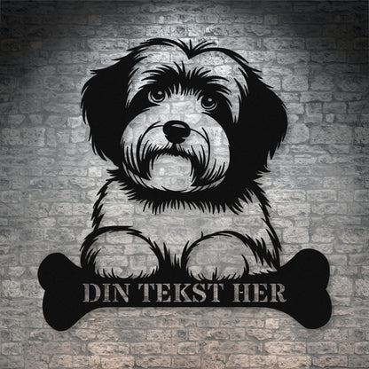Bomuldshund metalskilt i sort med personlig tekst. Hundeejer navneskilt gaveidé