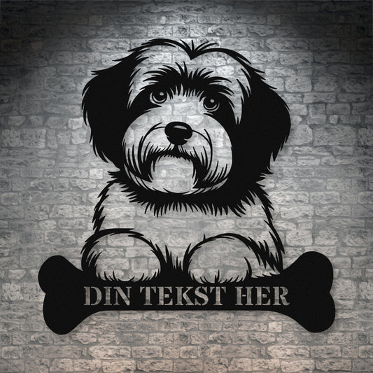 Bomuldshund metalskilt i sort med personlig tekst. Hundeejer navneskilt gaveidé