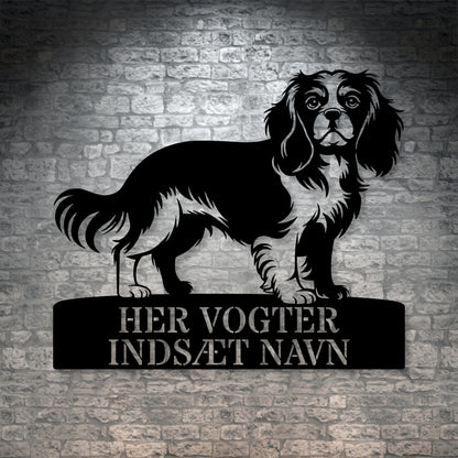 Cavalier King her vogter jeg metalskilt med personlig navn. Unik hundeejer gaveide
