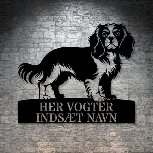Cavalier King her vogter jeg metalskilt med personlig navn. Unik hundeejer gaveide