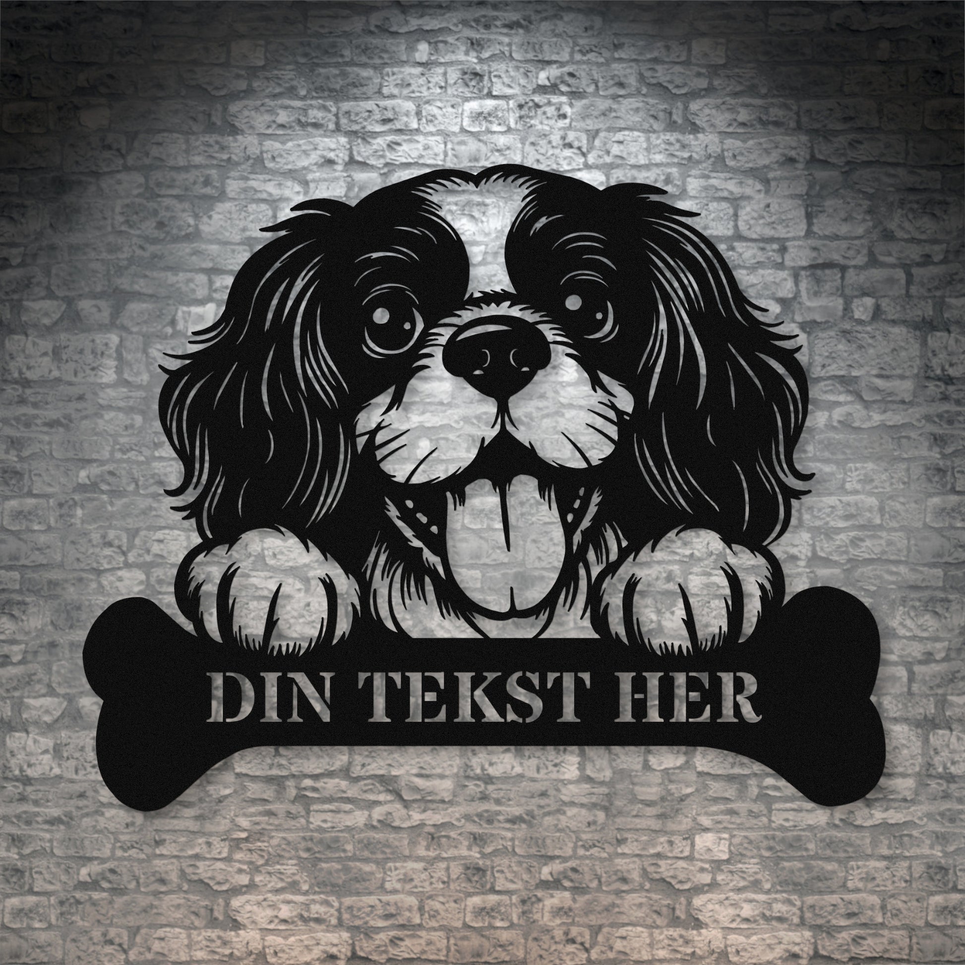 Cavalier King metalskilt i sort med personlig tekst. Hundeejer navneskilt gaveidé