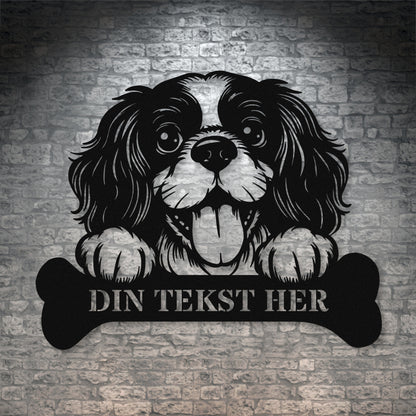 Cavalier King metalskilt i sort med personlig tekst. Hundeejer navneskilt gaveidé