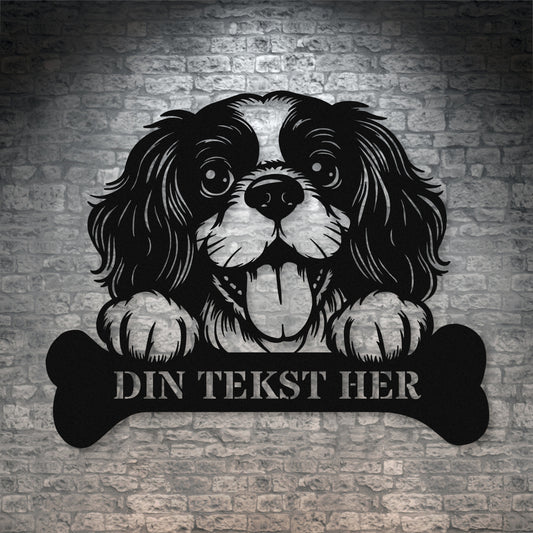 Cavalier King metalskilt i sort med personlig tekst. Hundeejer navneskilt gaveidé