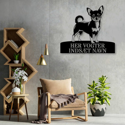Chihuahua her vogter jeg metalskilt med personlig navn. Unik hundeejer gaveide....