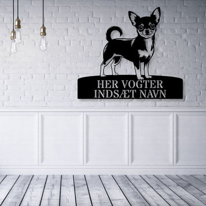 Chihuahua her vogter jeg metalskilt med personlig navn. Unik hundeejer gaveide...